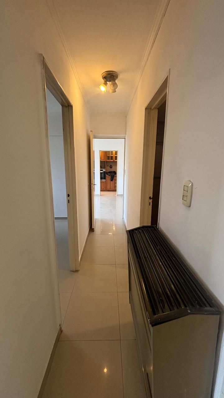 Pasillo con puertas, plafón y radiador