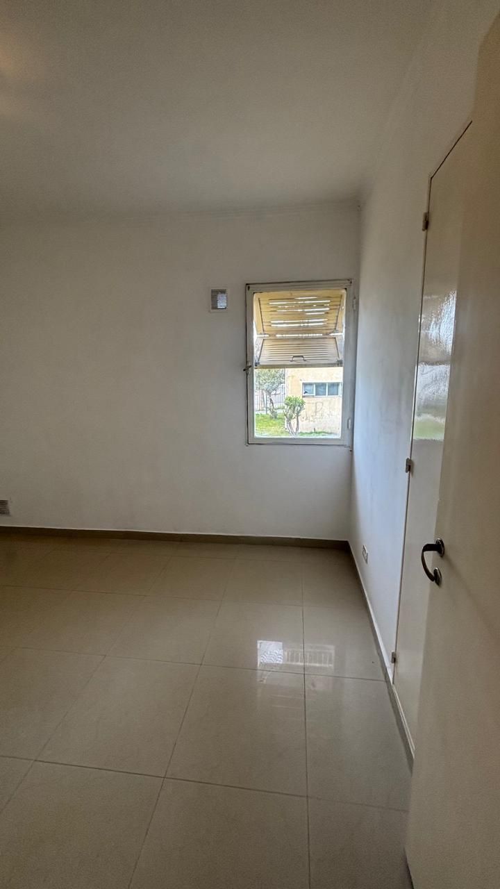 Dormitorio con ventana y puerta, piso cerámico brillante
