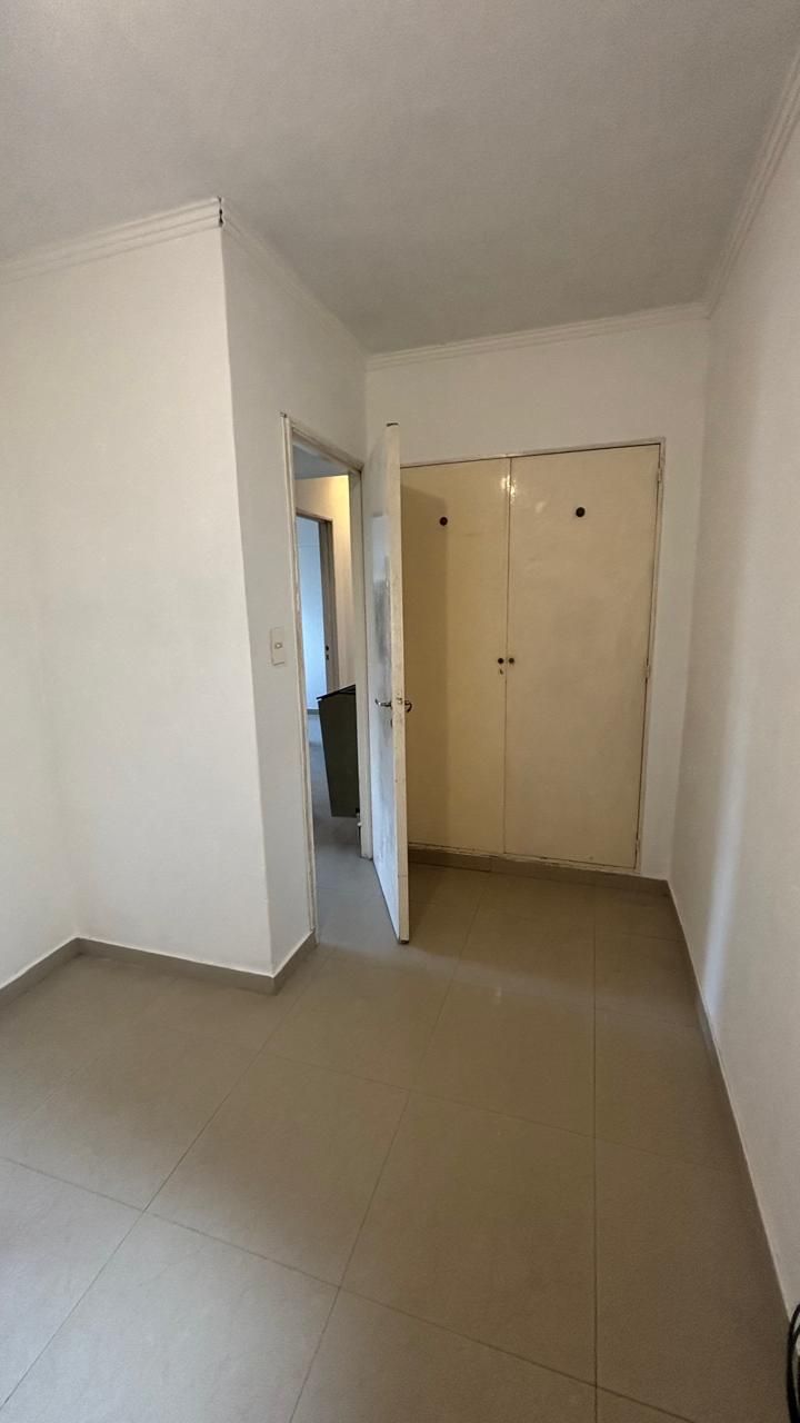 Pasillo con placard de puertas de madera al fondo