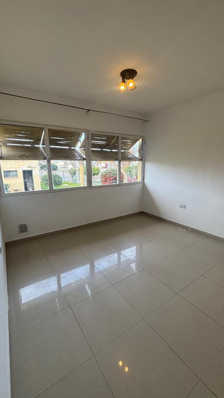 Ambiente con ventanal y luz natural, piso cerámico, techo con plafón