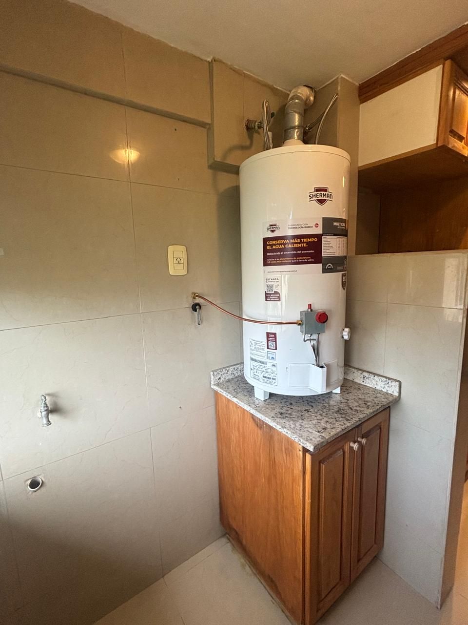 Termotanque sobre bajomesada de madera