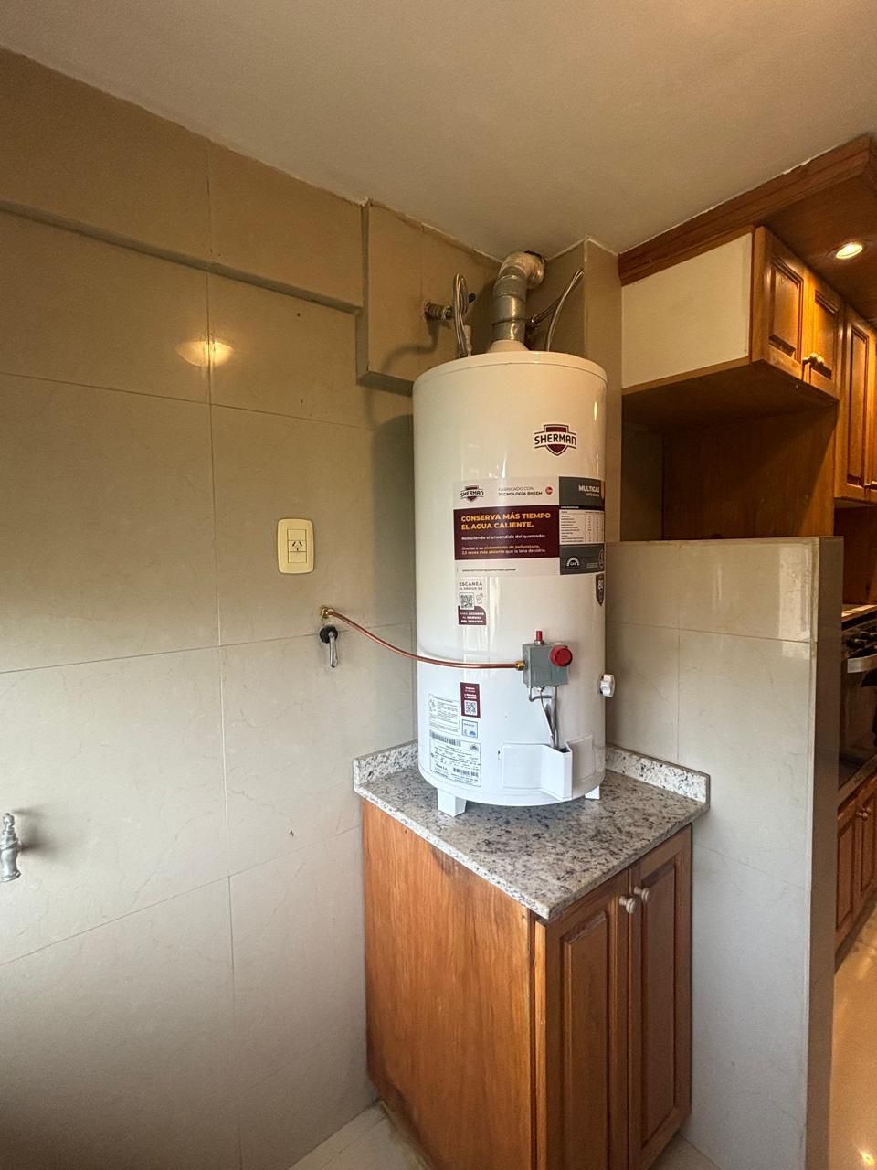Termotanque y mueble de cocina de madera